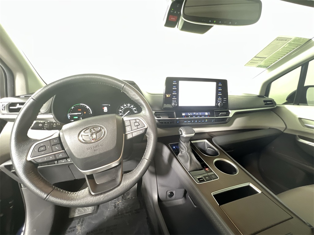 2024 Toyota Sienna XLE photo 8