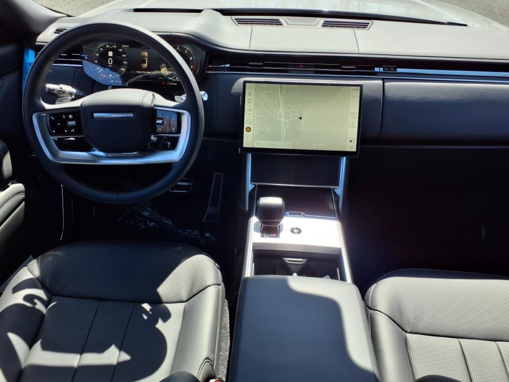 2025 Land Rover Range Rover SV photo 4
