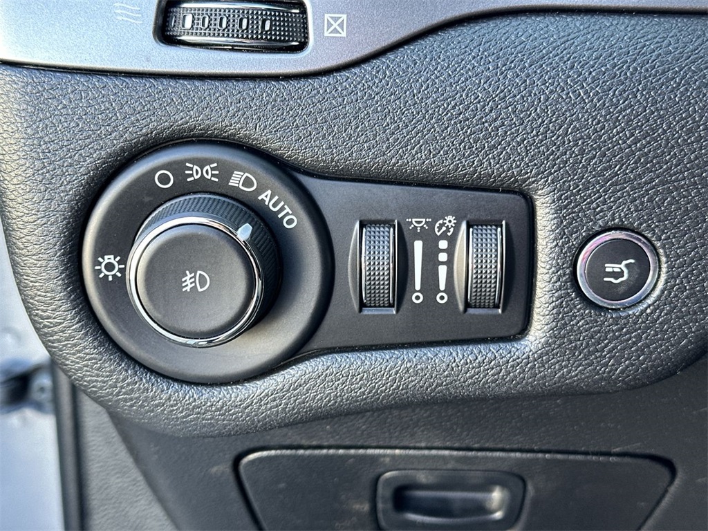 2020 Jeep Cherokee Limited photo 15