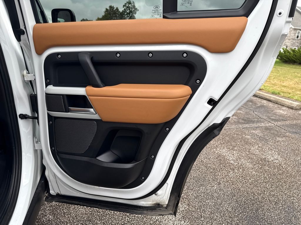 2024 Land Rover Defender 110 S photo 15