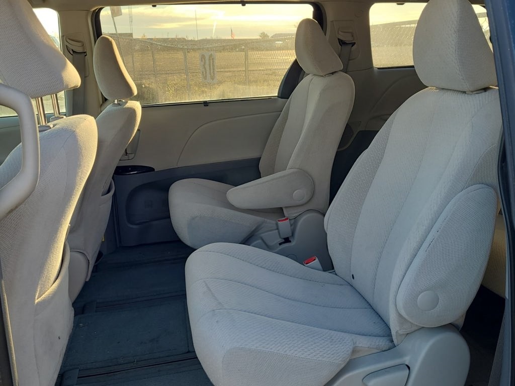 2012 Toyota Sienna LE photo 3