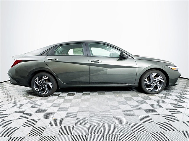 2025 Hyundai Elantra SEL Sport photo 6