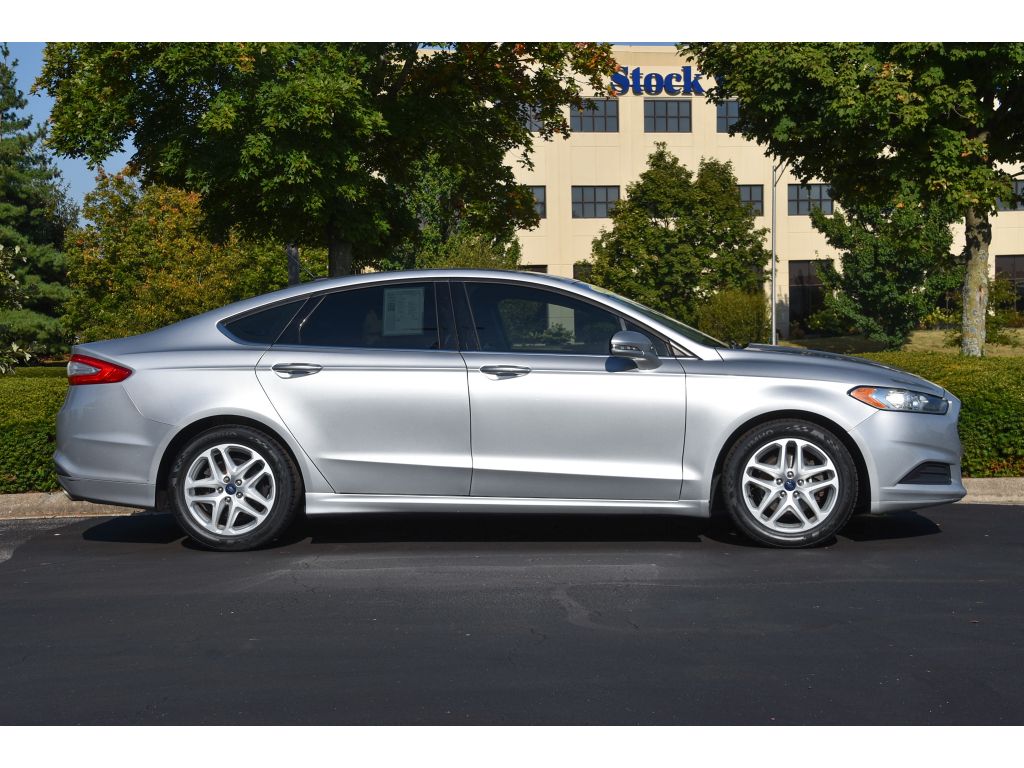 2016 Ford Fusion SE photo 3
