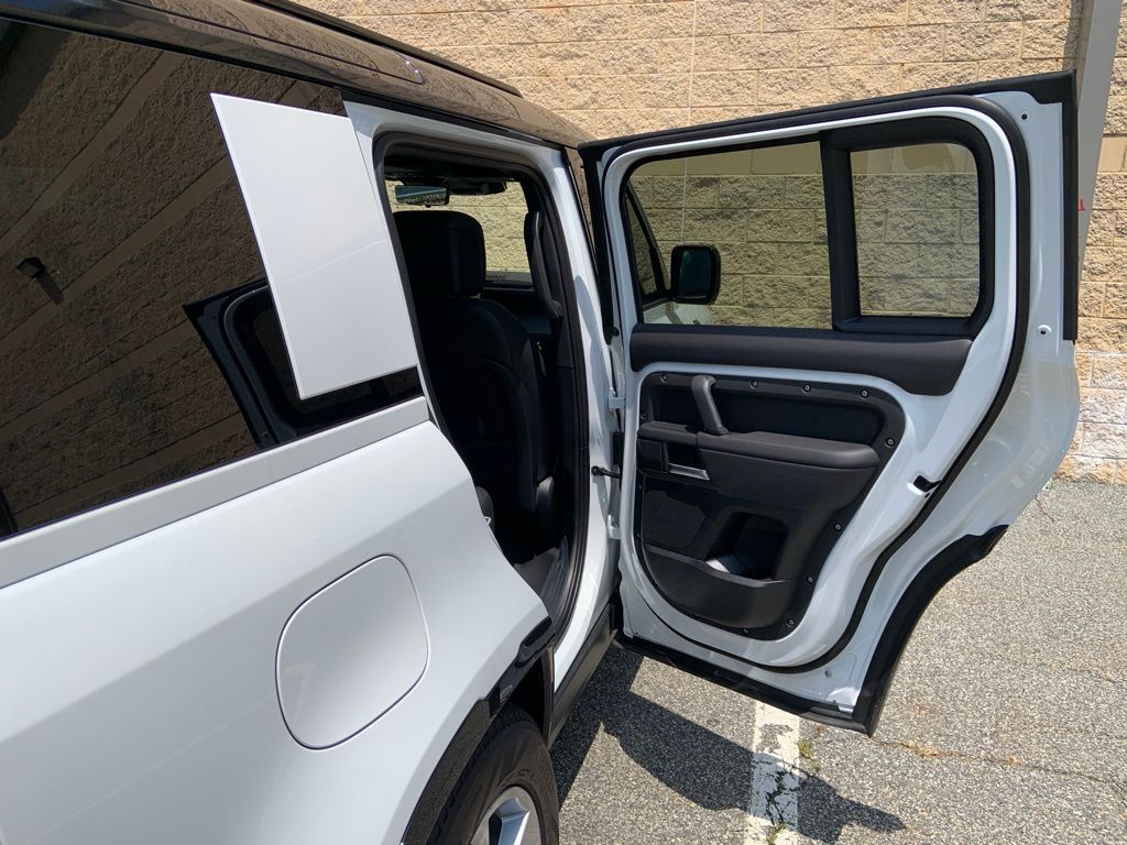 2025 Land Rover Defender 110 X-Dynamic SE photo 16
