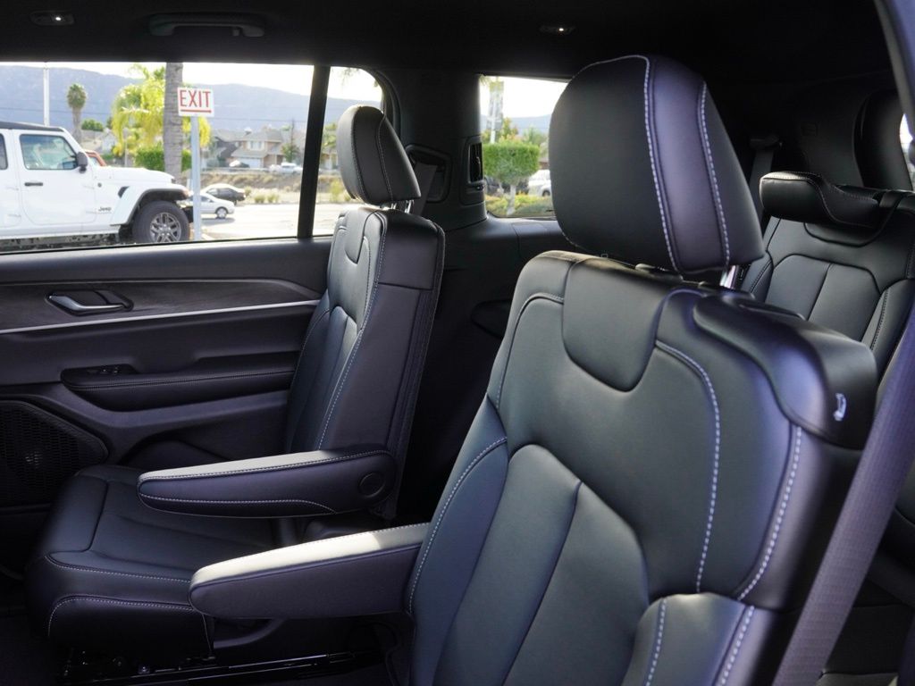 New 2025 Bright White Clear-Coat Exterior Paint Jeep Limited Black Appearance Edition image 23