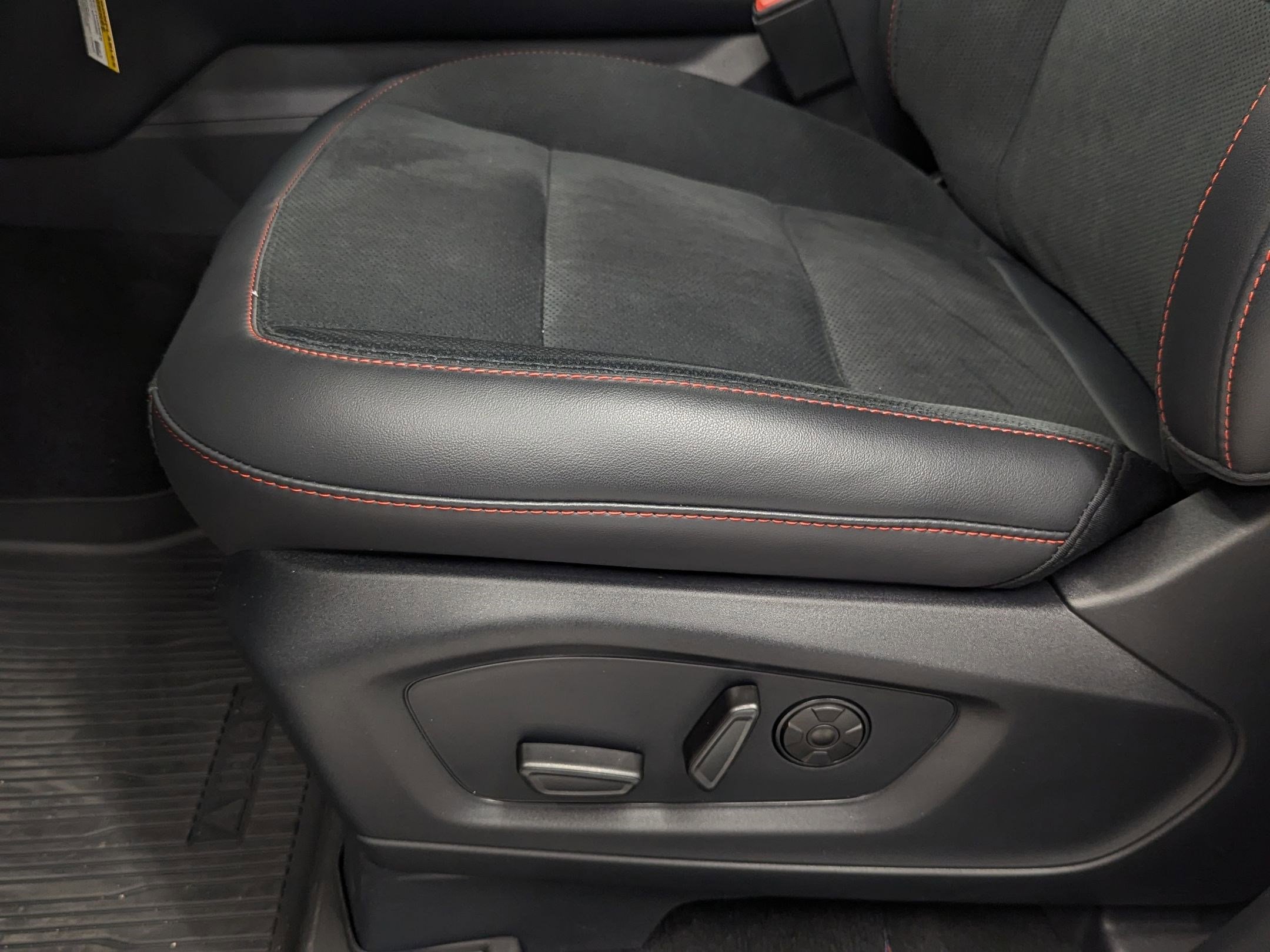 2025 Ford Explorer ST photo 11