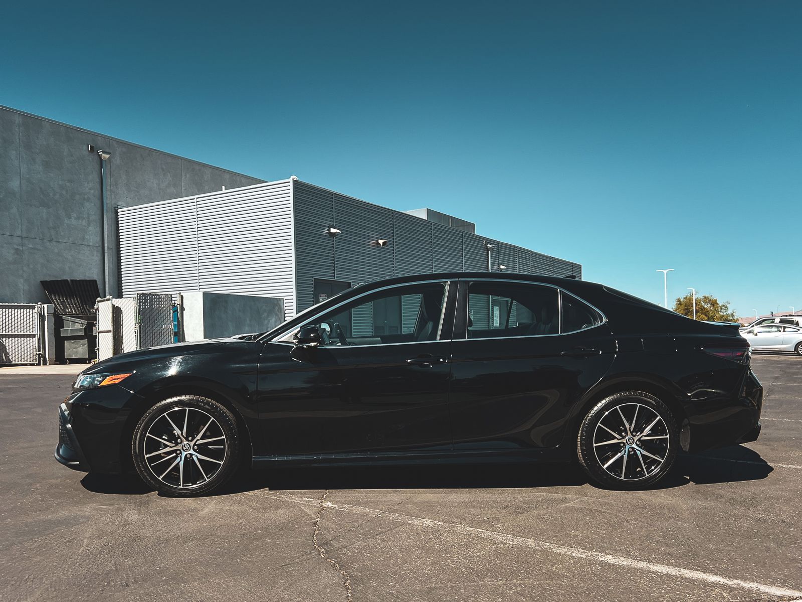 2022 Toyota Camry SE photo 2
