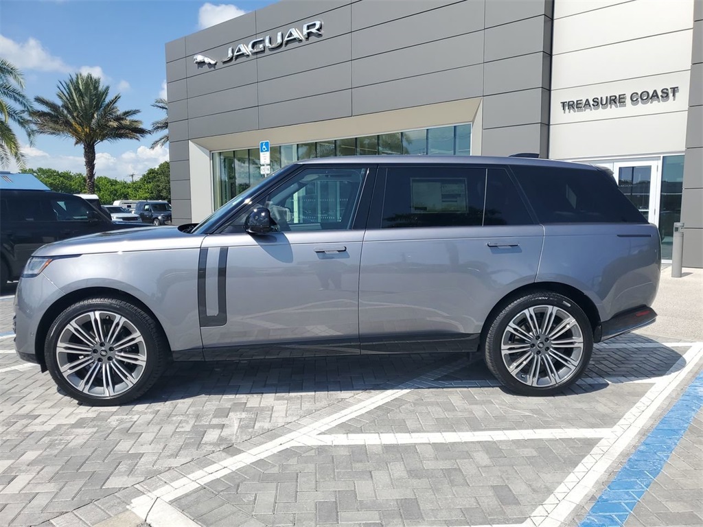 2025 Land Rover Range Rover SE photo 2