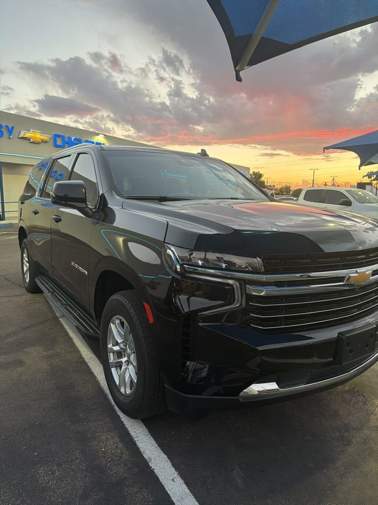 2024 Chevrolet Suburban LT photo 3