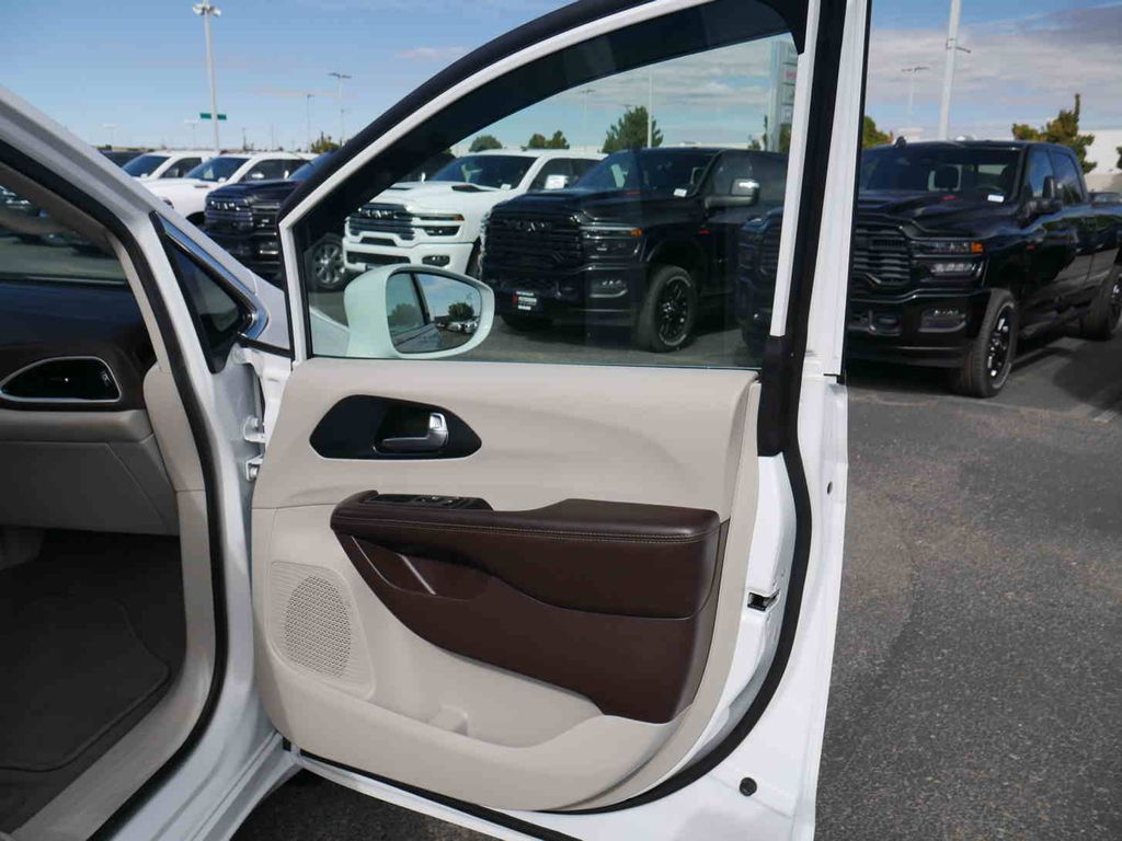 2021 Chrysler Pacifica Touring L photo 19