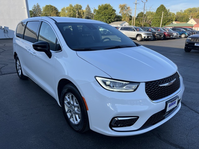 2026 Chrysler Pacifica Select's photo