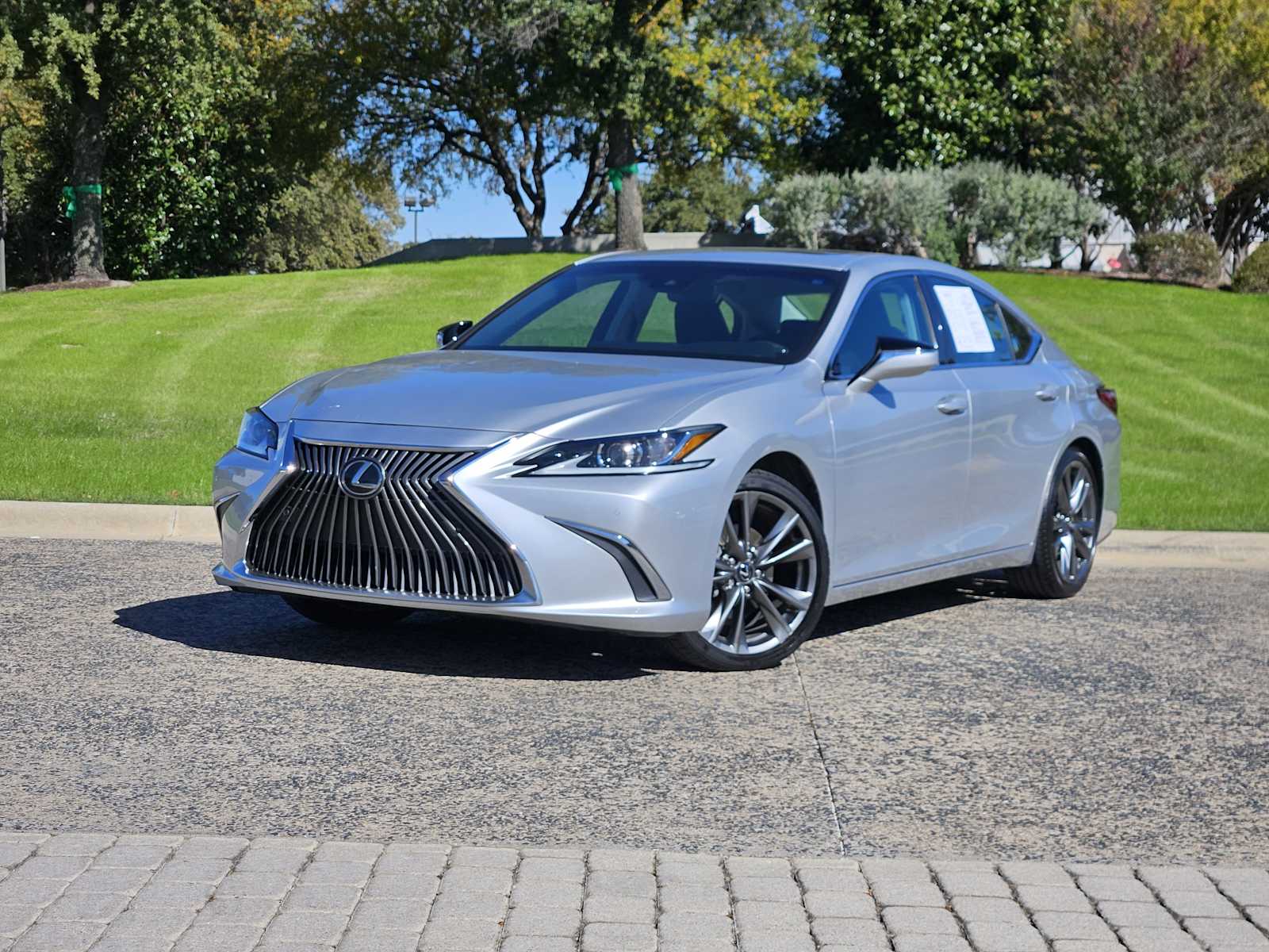 2021 Lexus ES 350's photo