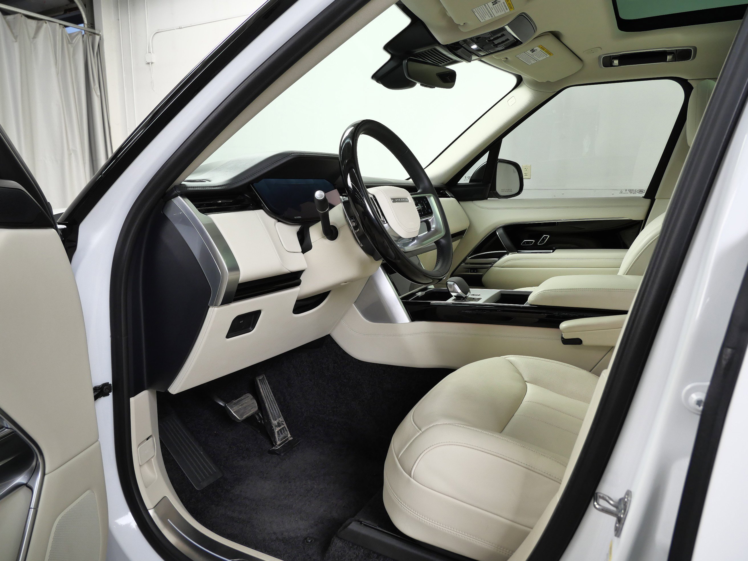 2024 Land Rover Range Rover SE photo 11