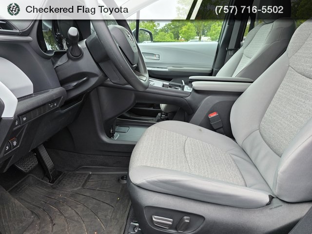 2025 Toyota Sienna LE photo 8