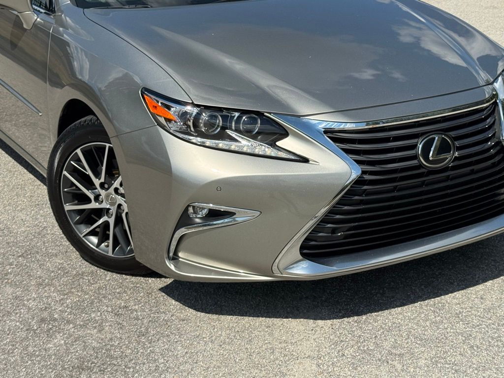 2017 Lexus ES 350 Luxury photo 21