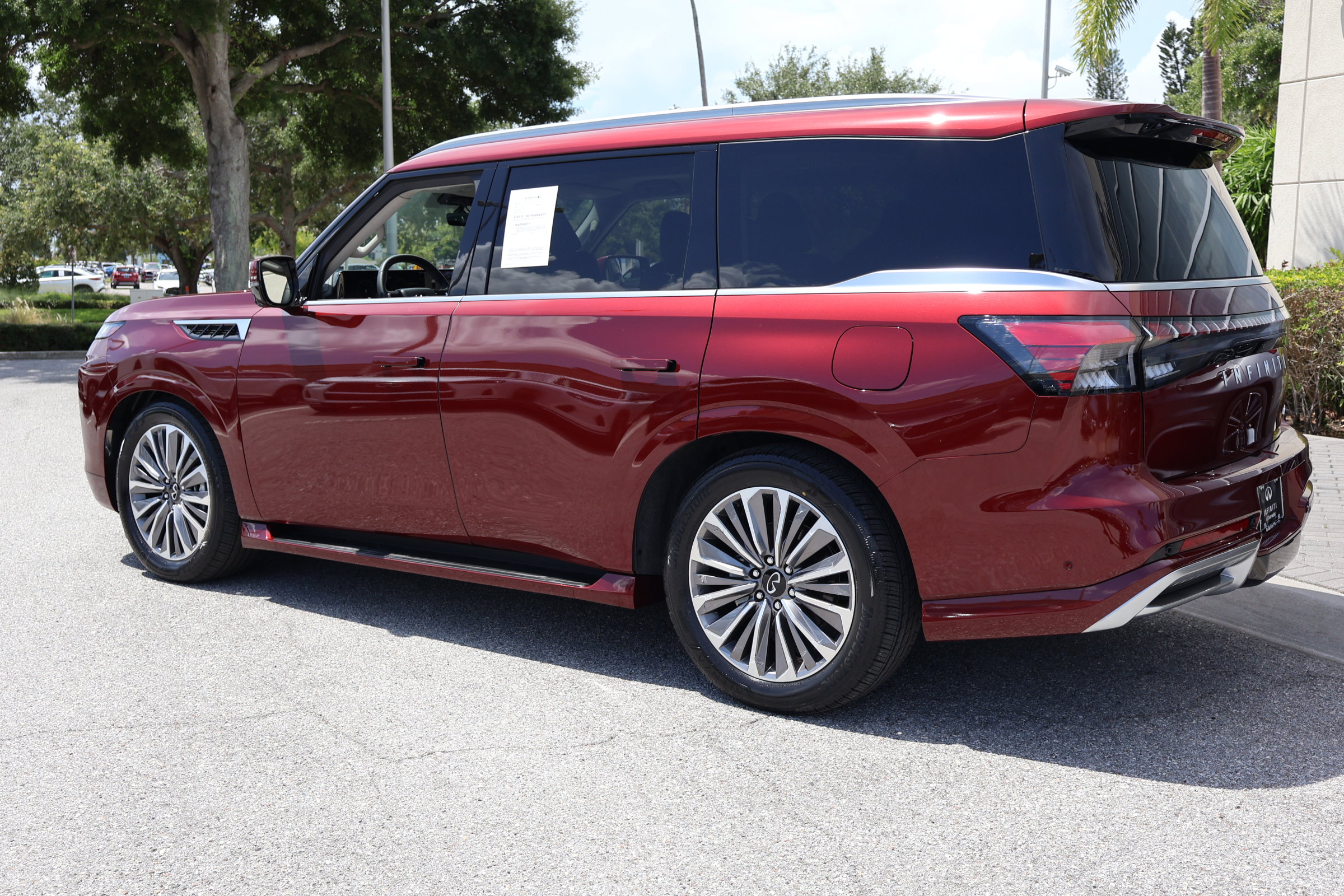 2025 Infiniti QX80 Luxe photo 2
