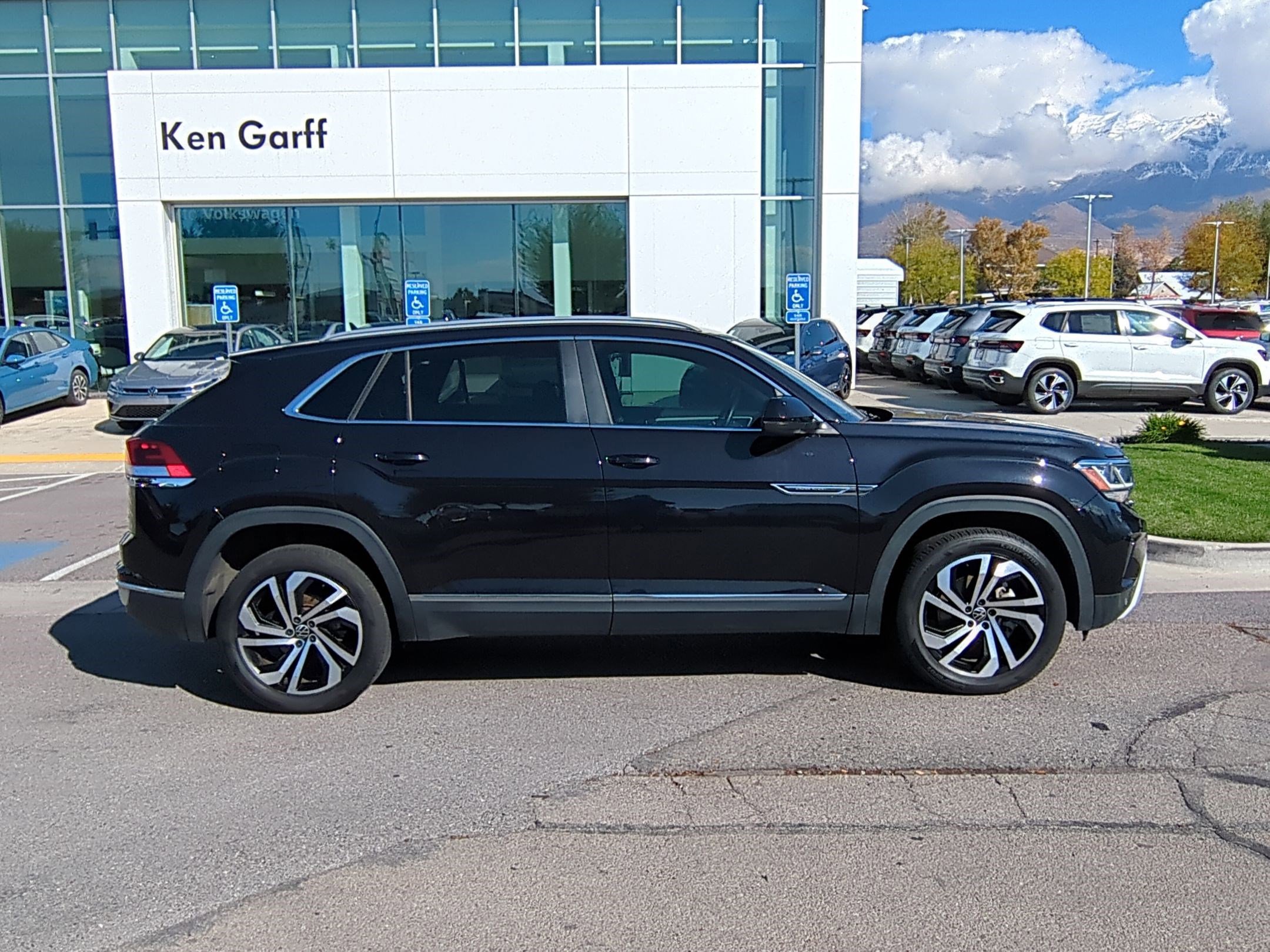 2022 Volkswagen Atlas Cross Sport V6 SEL photo 2