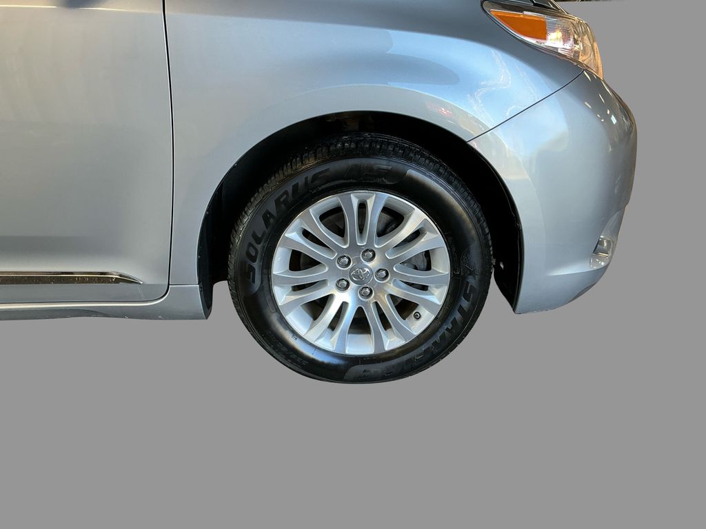 2013 Toyota Sienna XLE photo 14