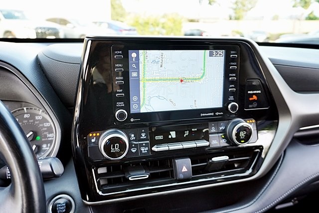 Used 2021 White Toyota XLE image 25