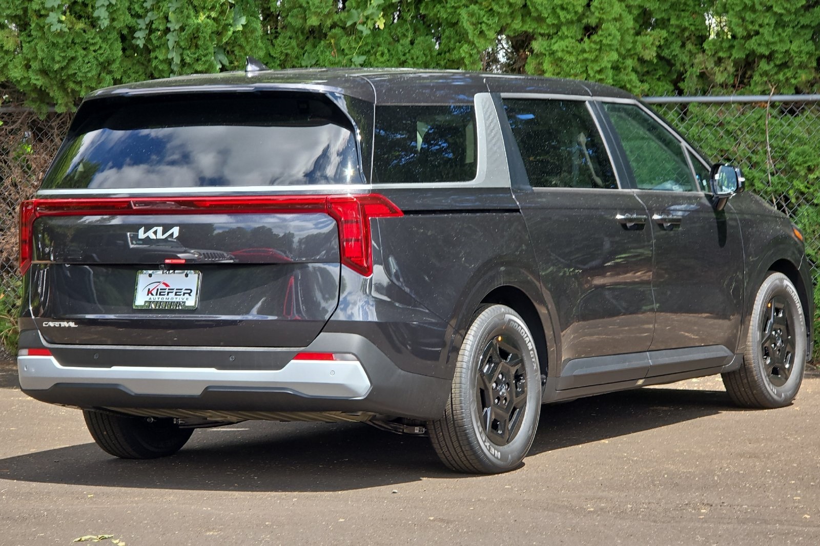 2026 Kia Carnival LXS photo 3