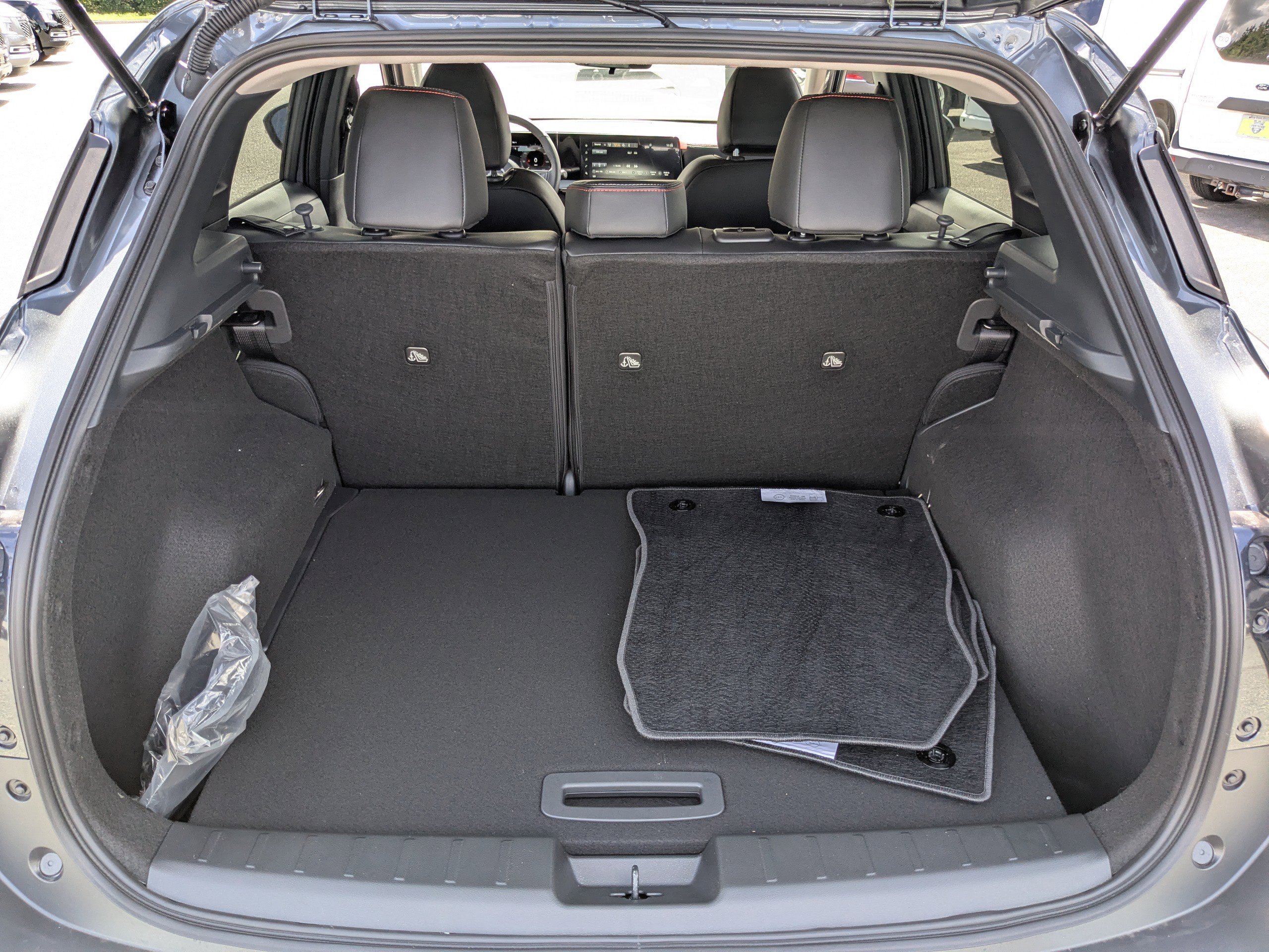 2025 Nissan Kicks SR photo 6