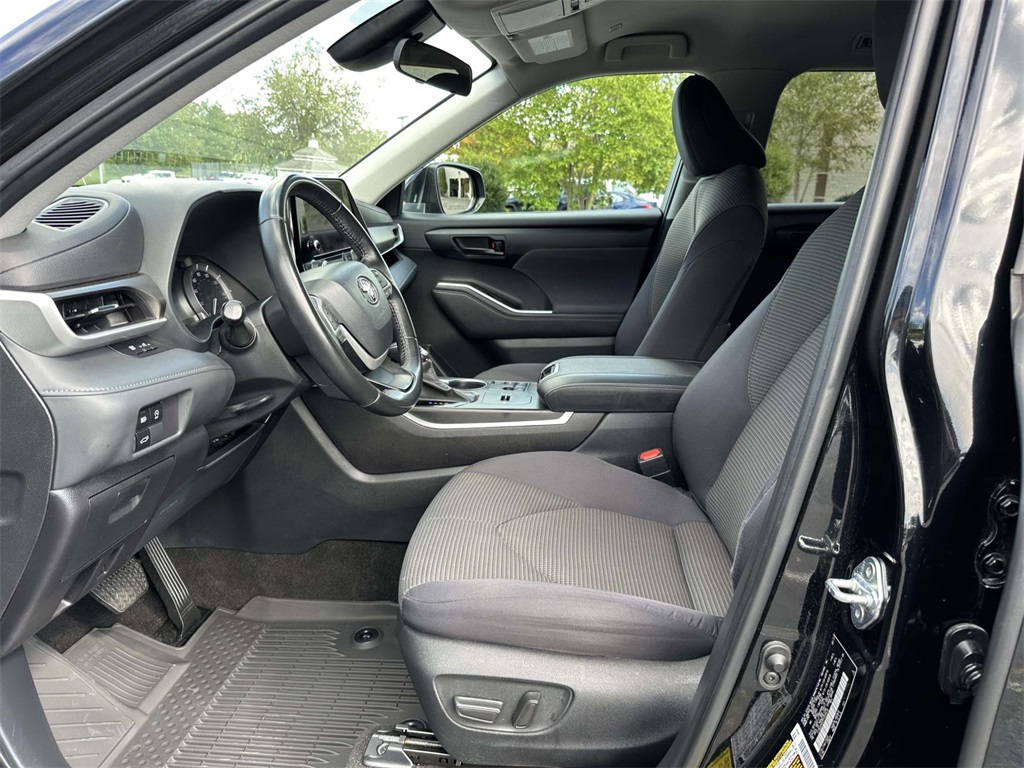 2023 Toyota Highlander LE photo 5