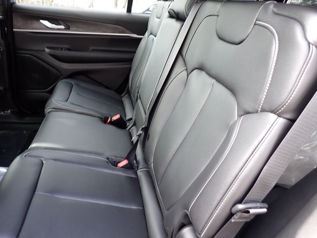 2025 Jeep Grand Cherokee Limited photo 9