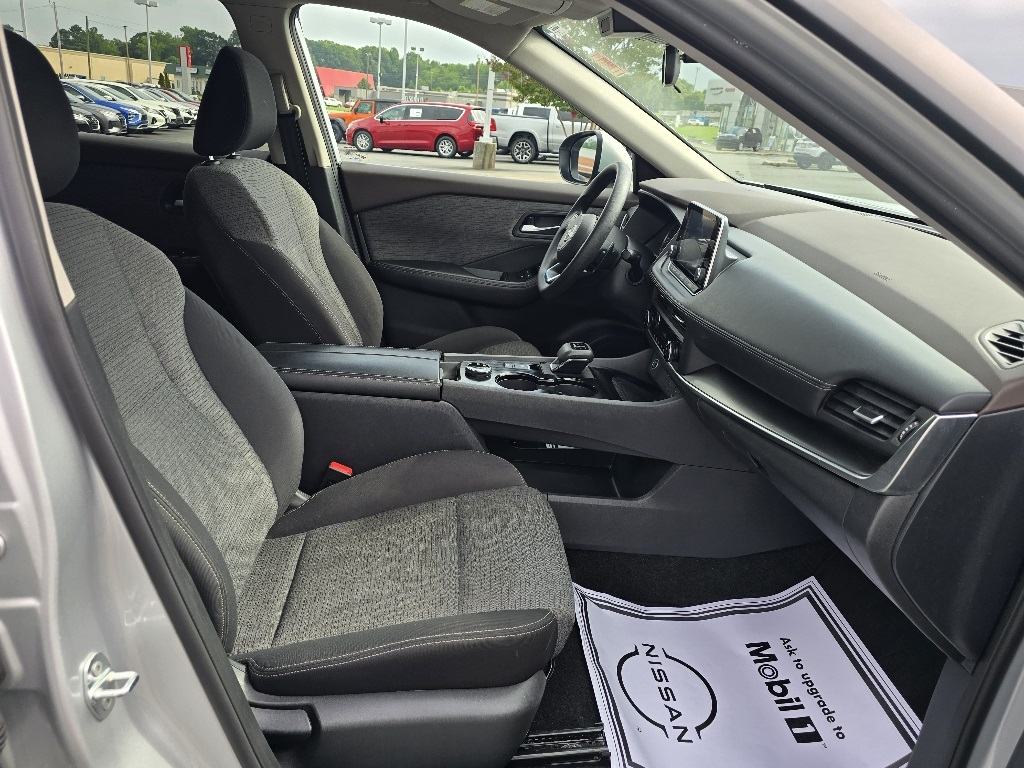 2023 Nissan Rogue SV photo 4