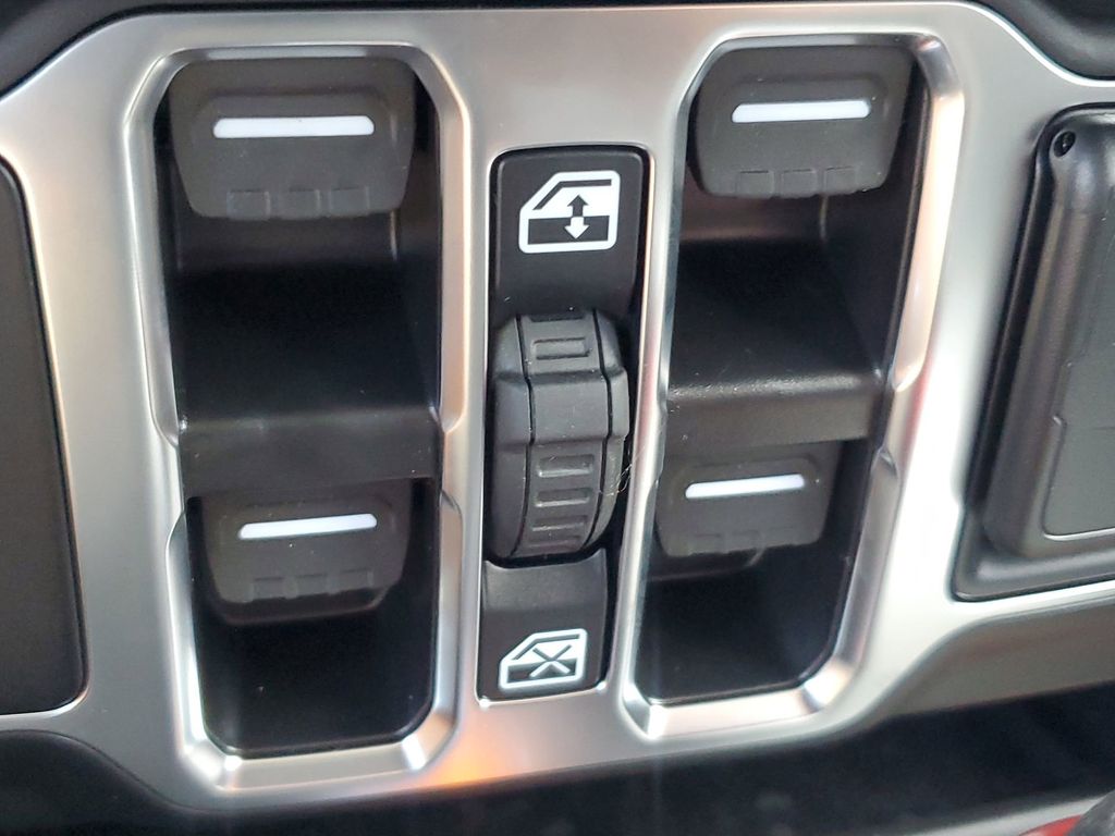 2025 Jeep Wrangler photo 33