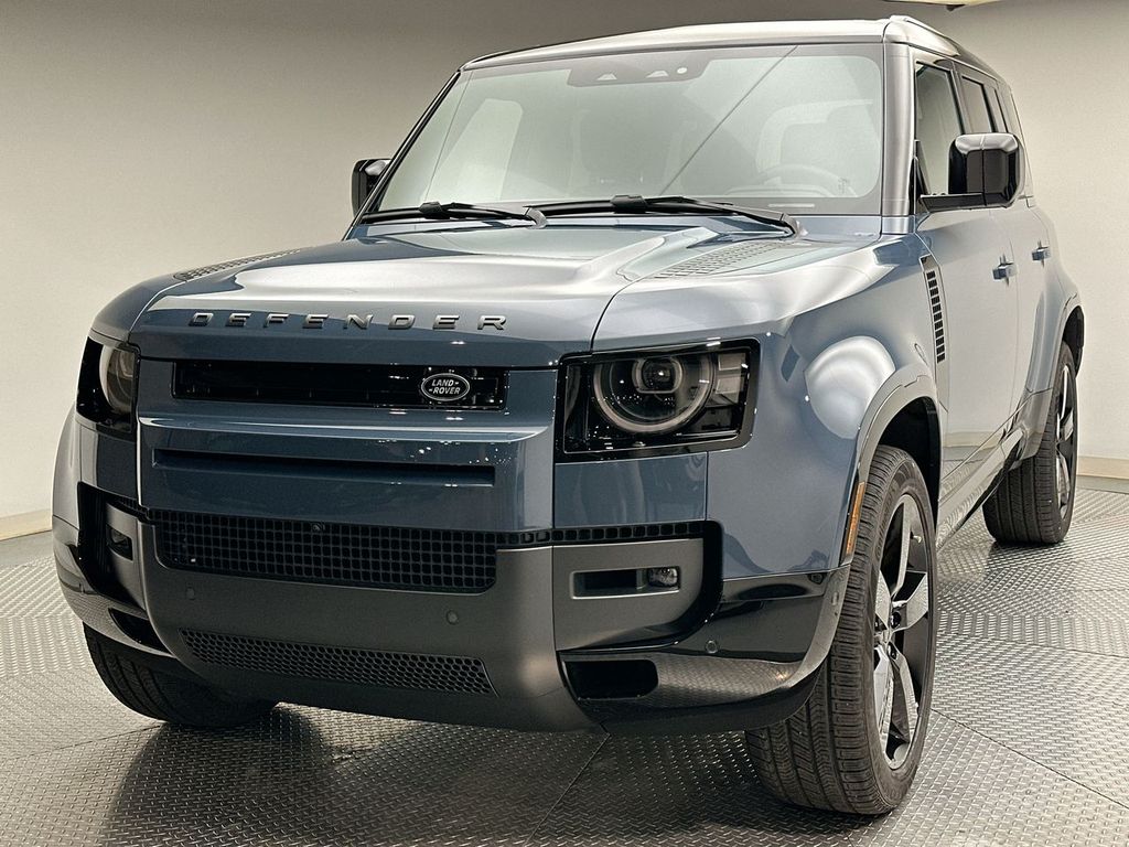 2026 Land Rover Defender X-Dynamic SE's photo
