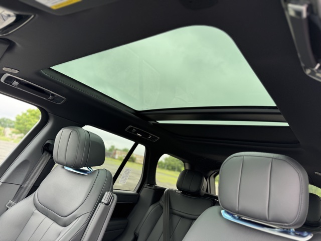 2025 Land Rover Range Rover SE photo 11