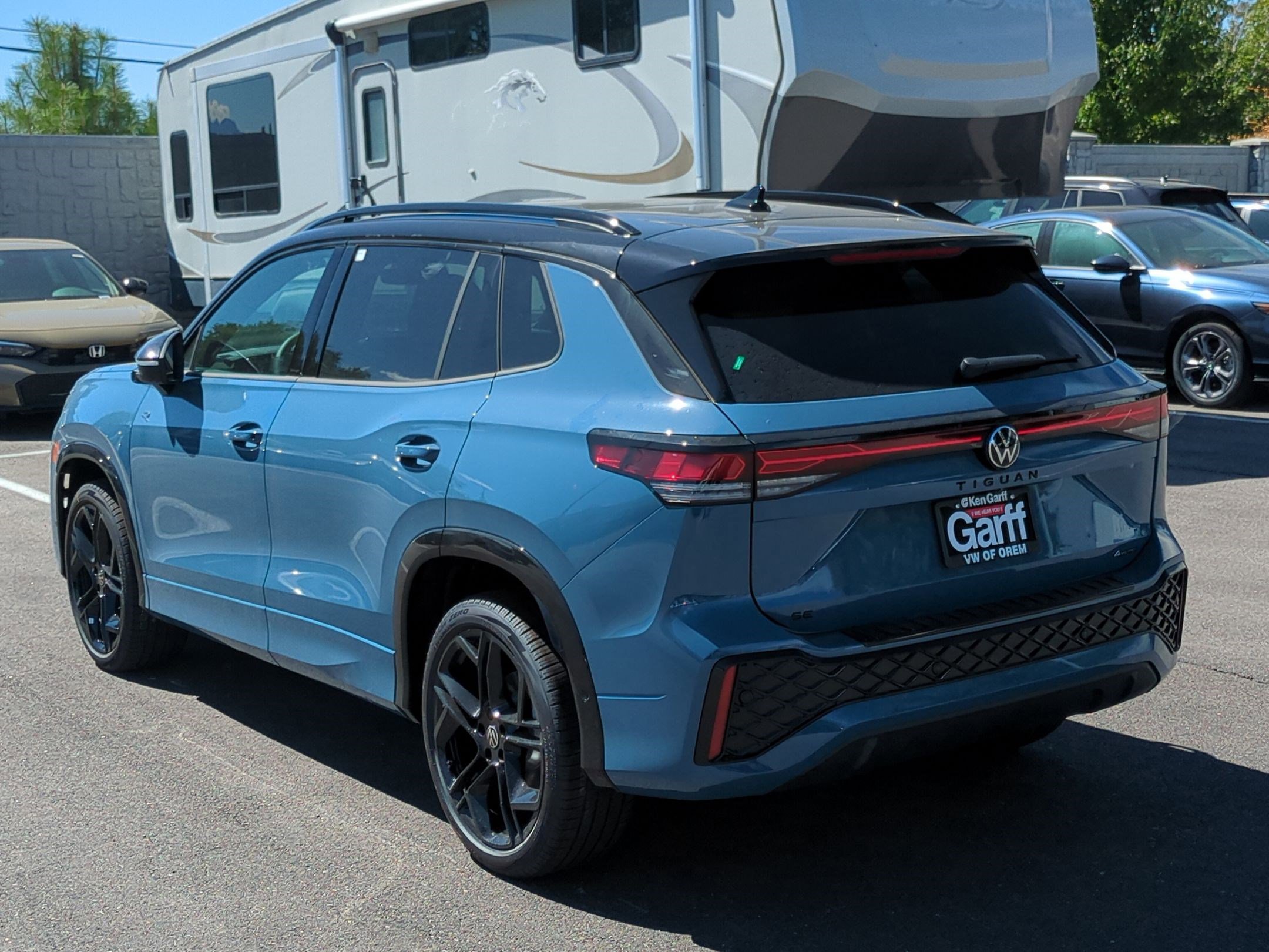 2025 Volkswagen Tiguan SE R-Line Black photo 4