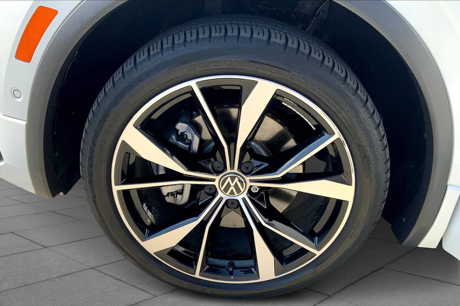 2024 Volkswagen Tiguan SEL R-Line Black photo 9