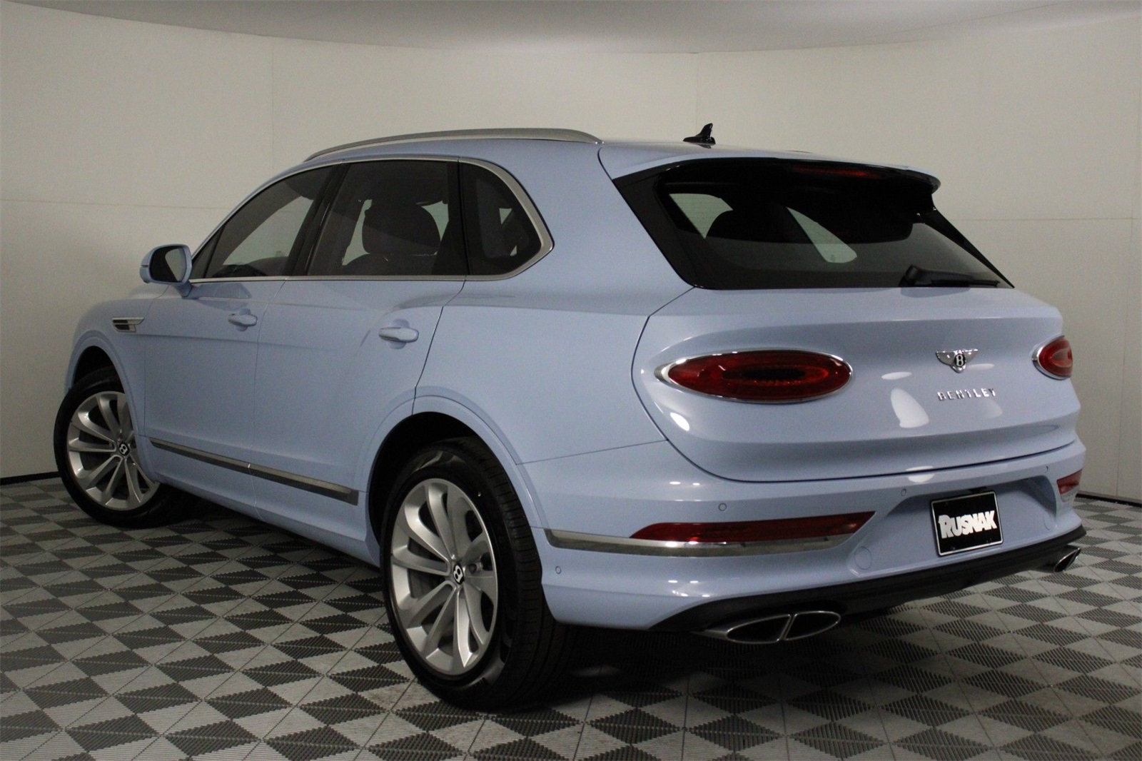 2025 Bentley Bentayga V8 photo 3