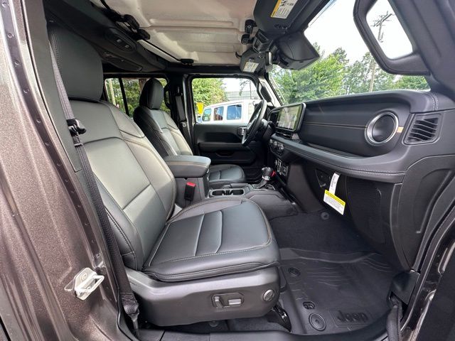 2025 Jeep Wrangler Sahara photo 29