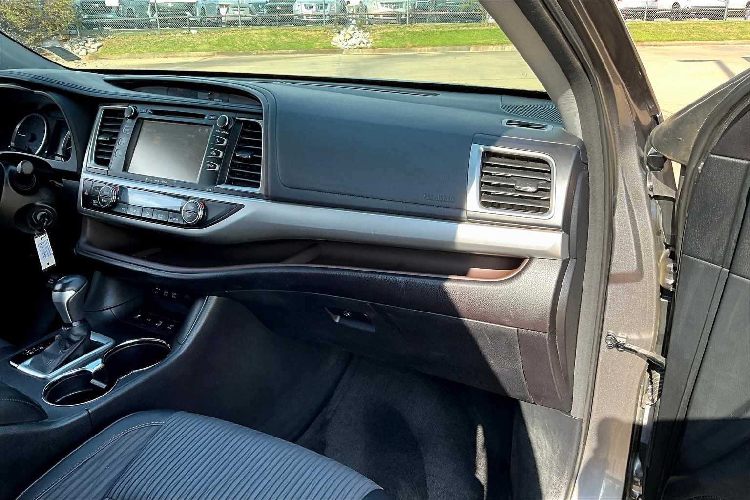2017 Toyota Highlander LE Plus photo 16
