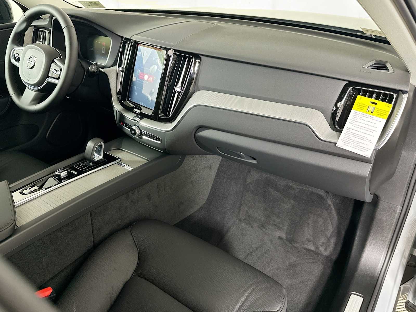 2025 Volvo XC60 T8 Plus photo 24