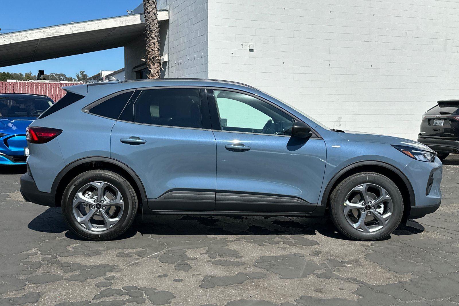 2025 Ford Escape ST-Line photo 2