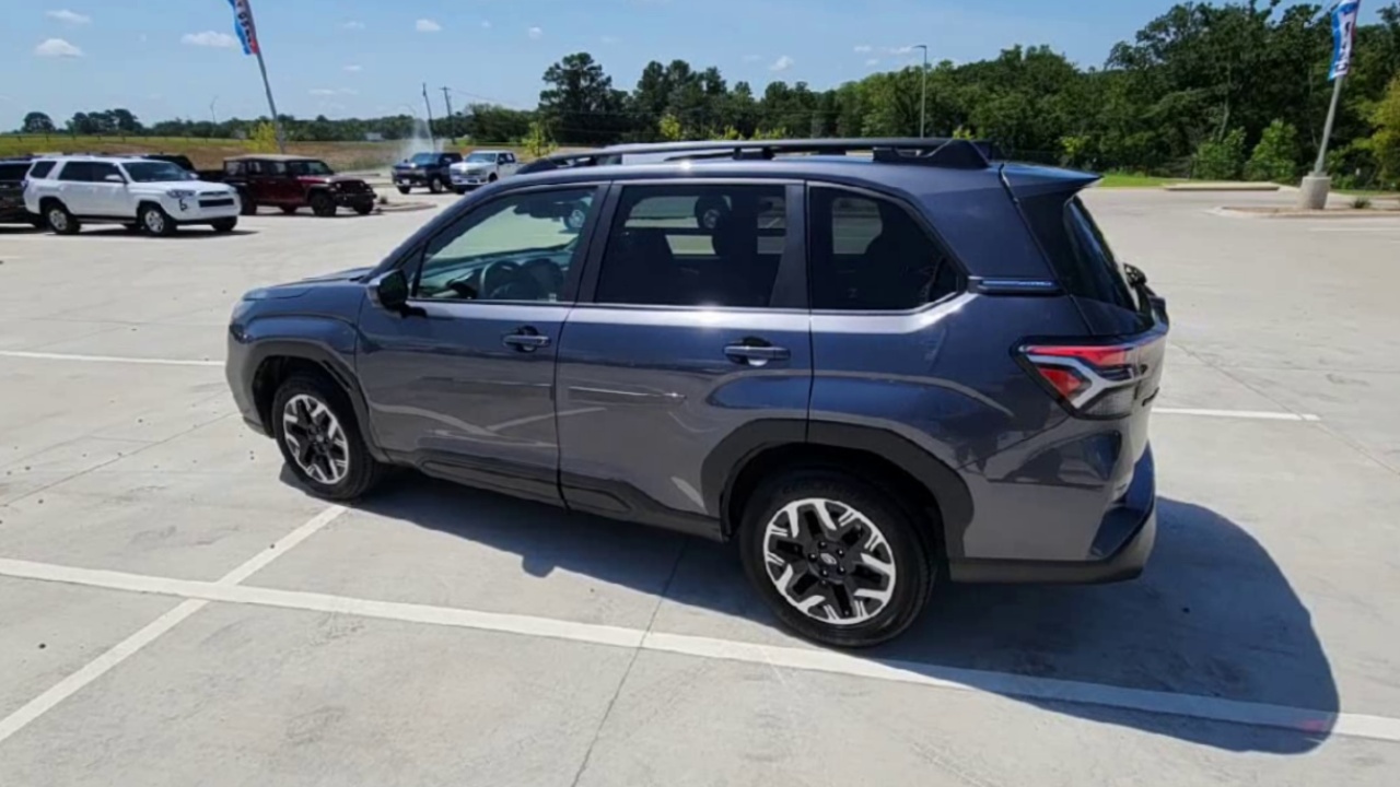 2025 Subaru Forester Premium photo 30