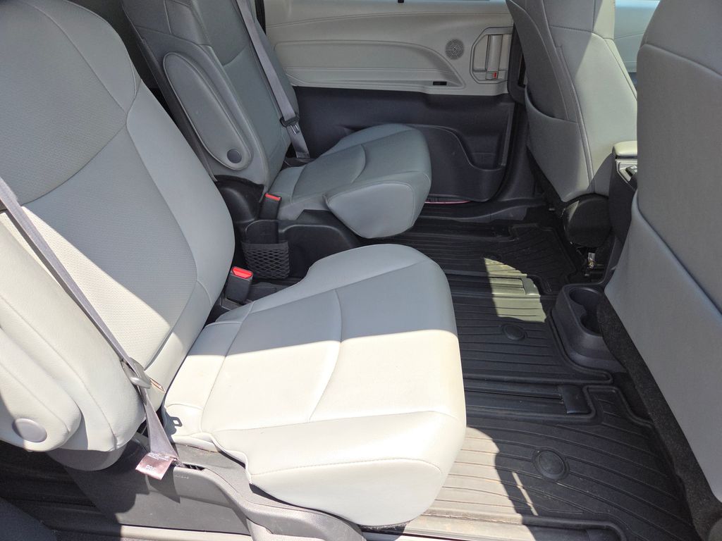 2023 Toyota Sienna XLE photo 19