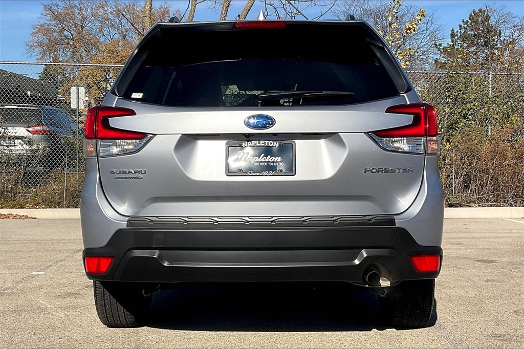 2023 Subaru Forester Premium photo 3