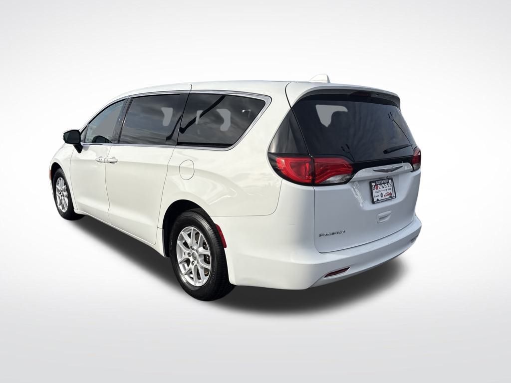 2017 Chrysler Pacifica Touring photo 3