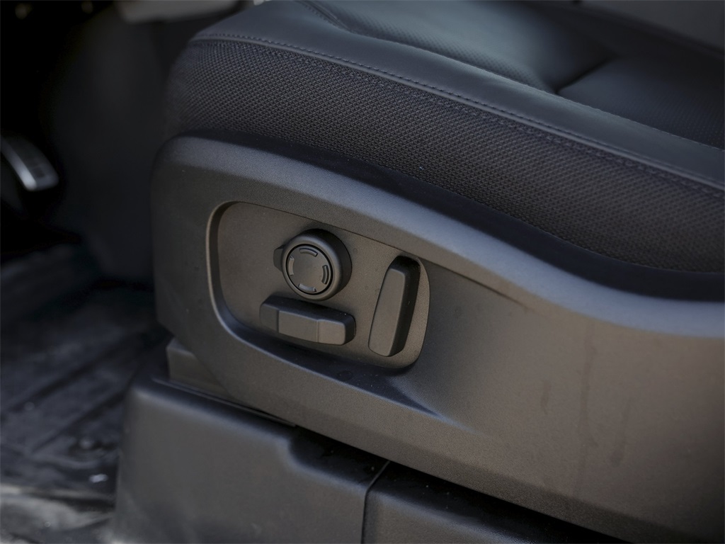 2026 Land Rover Defender 110 V8 photo 13