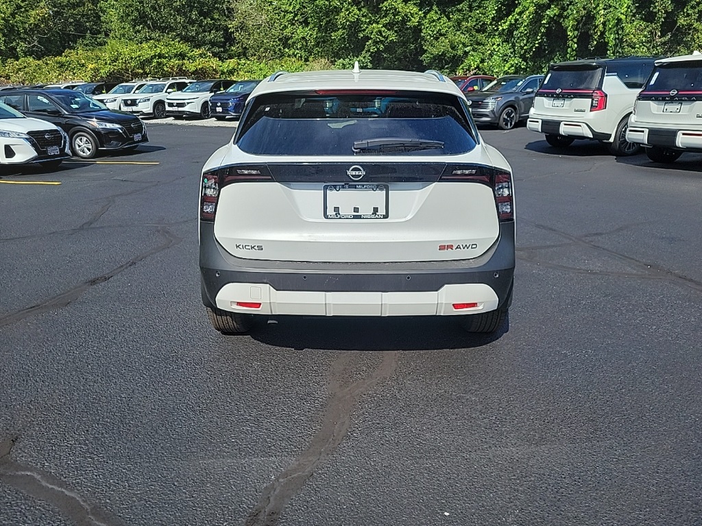 2025 Nissan Kicks SR photo 3