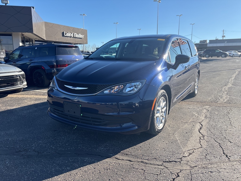 2017 Chrysler Pacifica Touring's photo