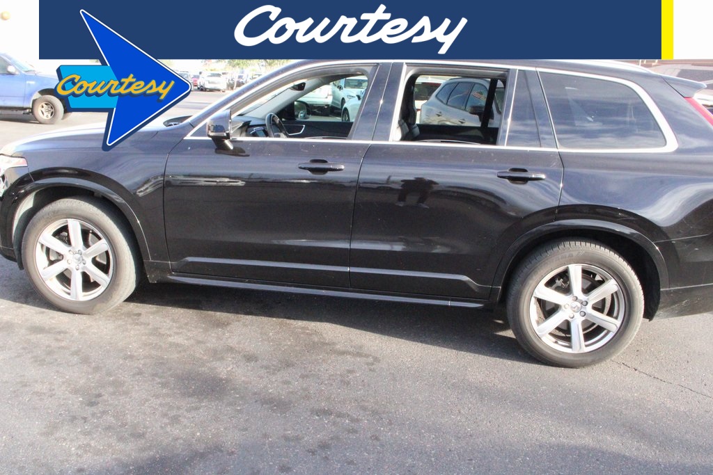 2020 Volvo XC90 Momentum's photo