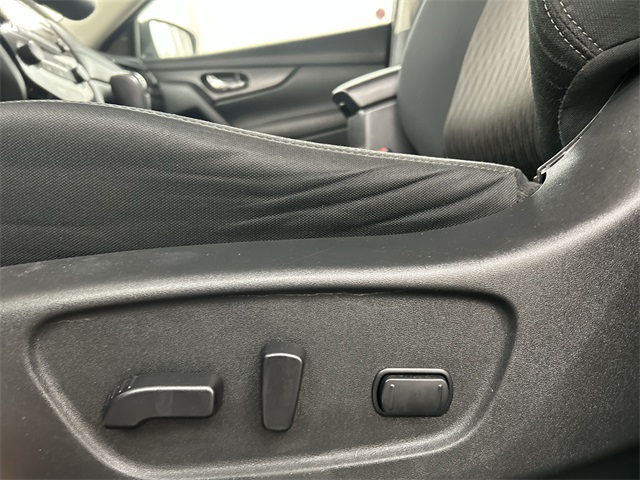 2017 Nissan Rogue SV photo 19