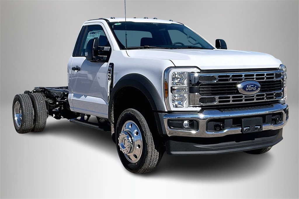 2026 Ford F-450 Super Duty Chassis Cab XLT's photo