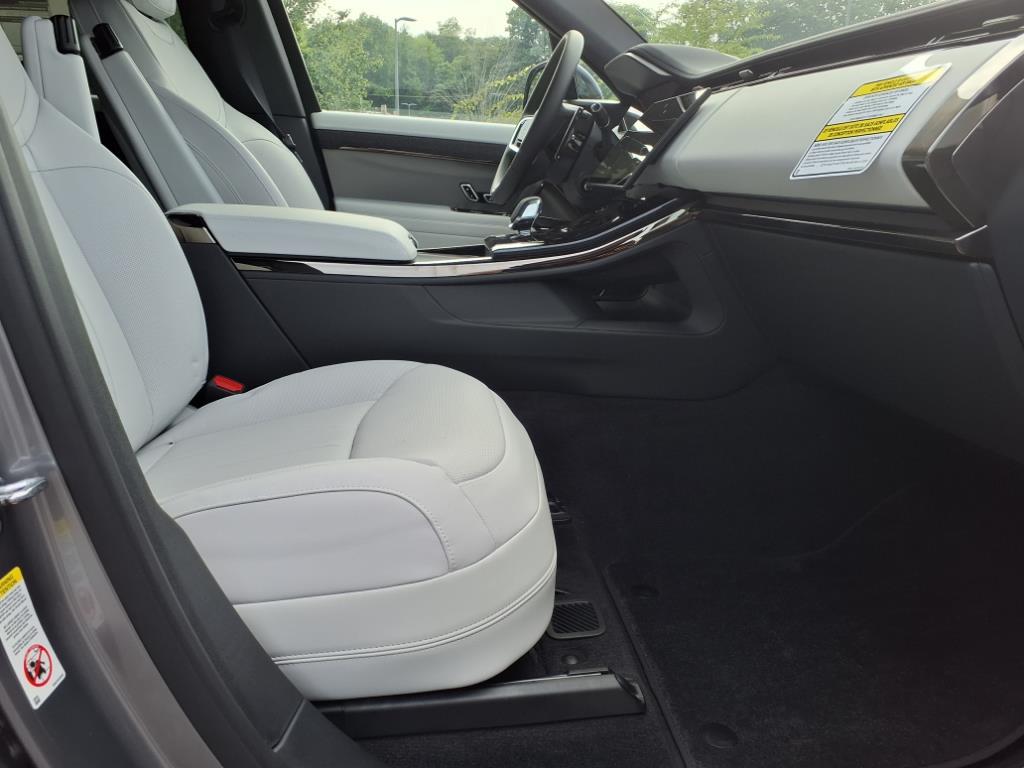 2025 Land Rover Range Rover Sport SE photo 3