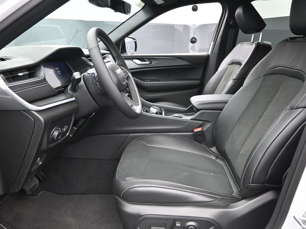 2025 Jeep Grand Cherokee Altitude X photo 11